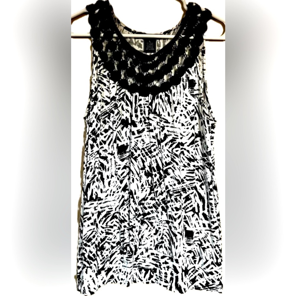 Willi Smith Black and White Abstract sleeveless Top. Women’s Size Large